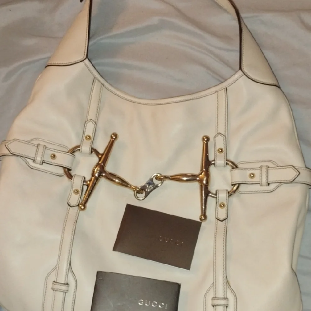 Gucci Cream Leather Shoulder Bag with Gold-Tone 85th Anniversary Plaque - Picture 3 of 4